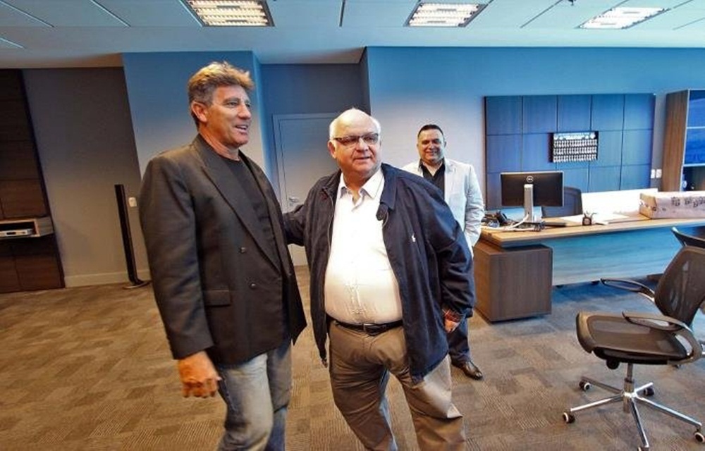 Ir para  <p>O &iacute;dolo voltou. O t&eacute;cnico Renato Ga&uacute;cho desembarcou na manh&atilde; desta segunda-feira no Aeroporto Salgado Filho, em Porto Alegre, para comandar o Gr&ecirc;mio pela terceira vez do banco de...